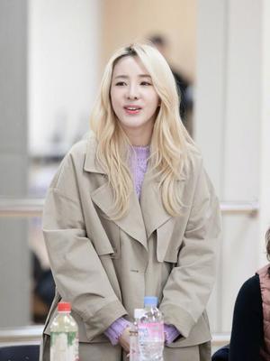 年龄不是距离！IU与朴山多拉相差9岁同穿大地色外套，酷帅造型展现无龄感魅力